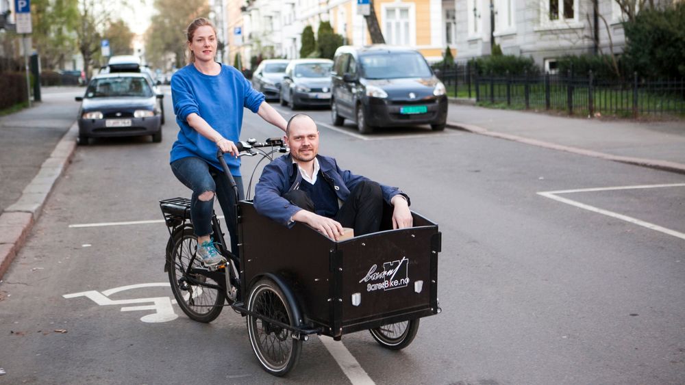  Erlend Hogstad og Jennie Bringaker kjøpte i fjor en transportsykkel med el-drift for å frakte materialer rundt i byen.