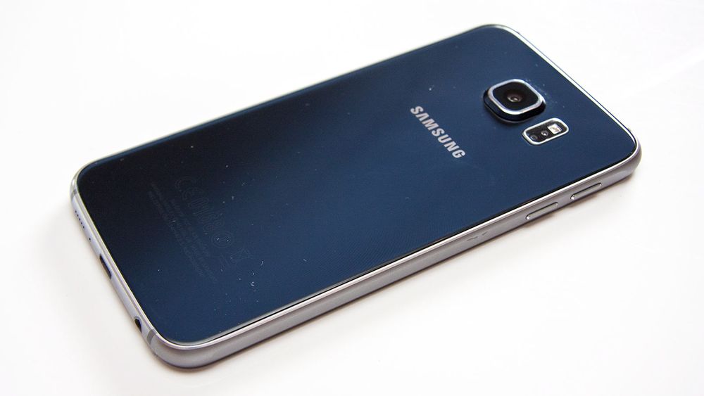 Samsung Galaxy S6 har en vanlig, flat utforming. Bakdekselet er av glass. 