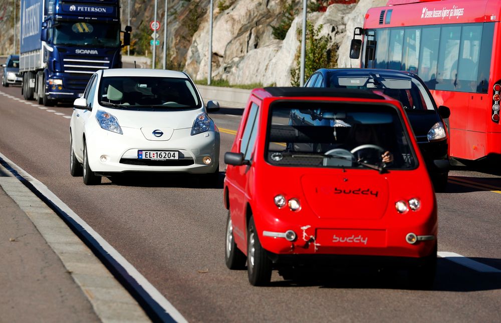 En Nissan Leaf og en Buddy elbil kjører i kollektivfeltet på Mosseveien E18. 