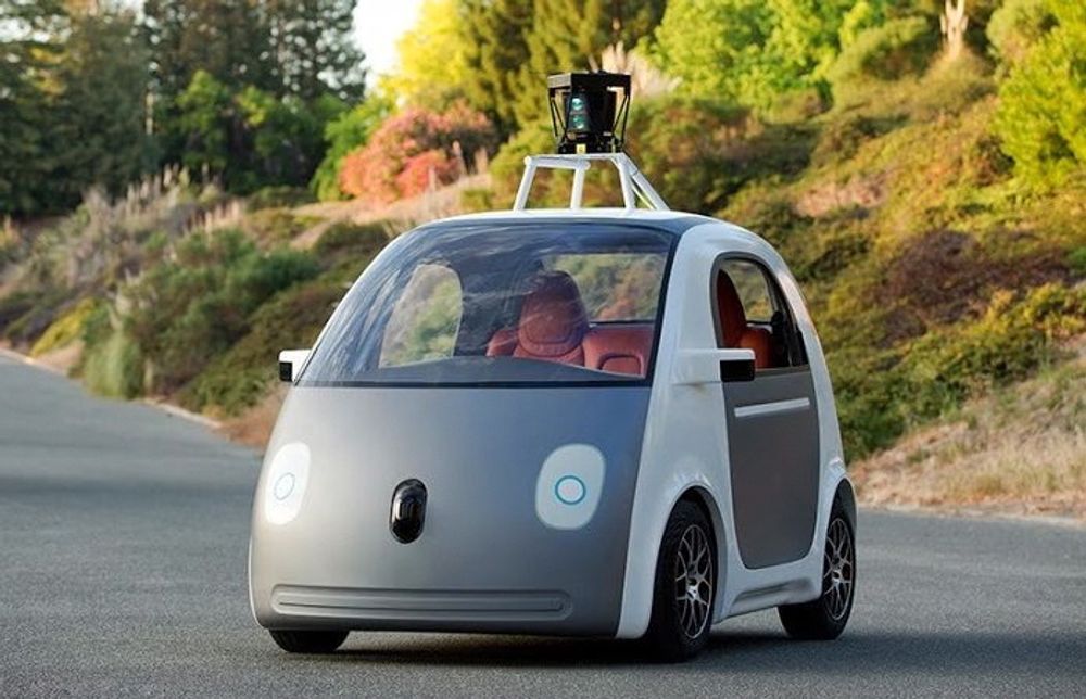 Googles første selvkjørende biler må modifiseres etter at en ny lov i California krever at alle førerløse biler har ratt og pedaler slik at føreren kan ta over om det blir behov for det. 