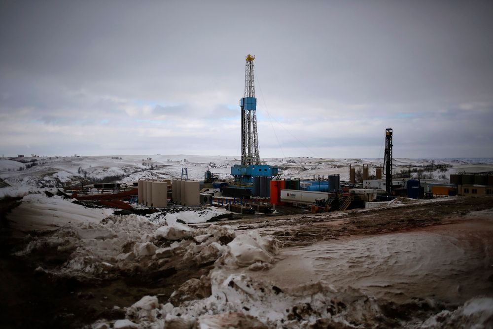 USAs enorme oljelagre er en av grunnene til at oljeprisen igjen faller. Her fra et oljefelt i Williston i delstaten North Dakota. 