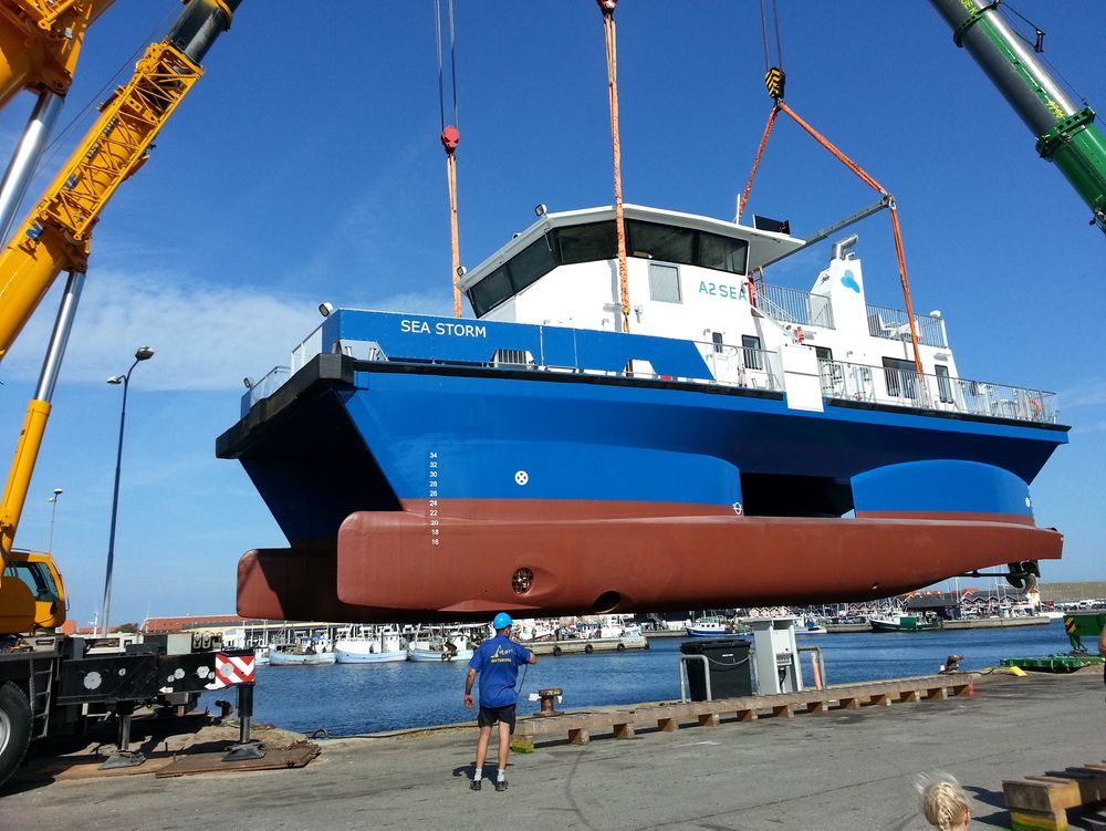 Odfjell Wind har leid ut fire SWAT-katamaraner til A2Sea. De er utstyrt med MRPC-systemet som gjør at de på 40 sekunder fyller pongtongene med vann. Da ligger fartøyet stødig i vannet og servicefolk kan gå trygt over til vindturbinene.