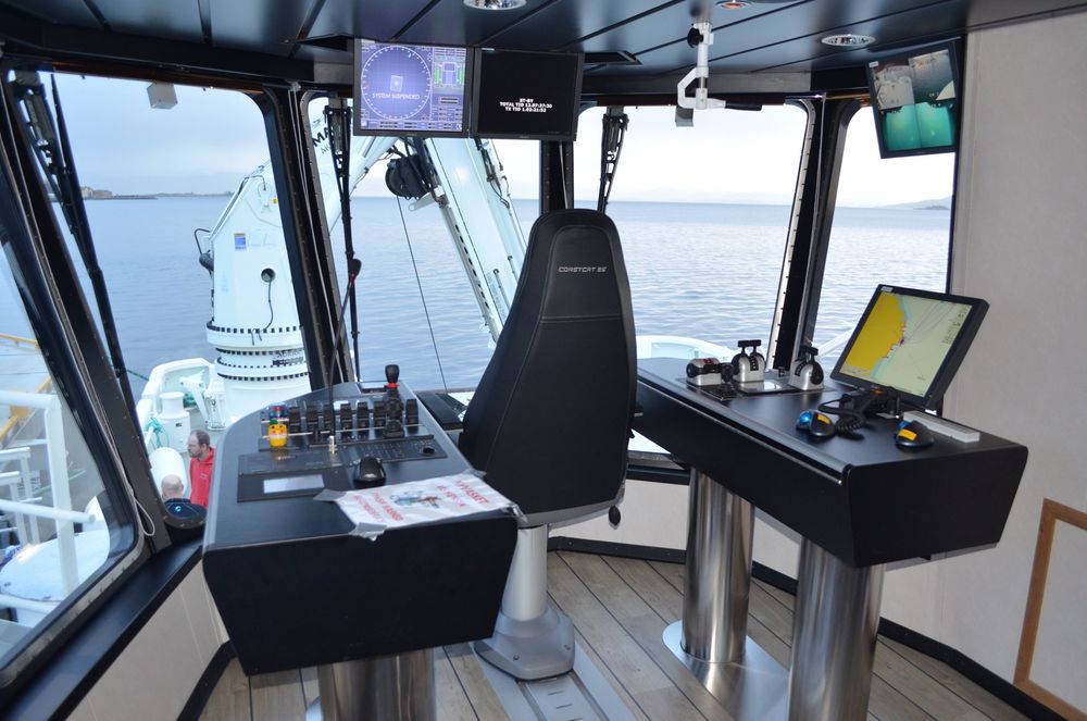 Abyss Aqua har satt mannskapets sikkerhet høyt. Det meste av aktiviteten på akterdekk, kraner, ankerhåndtering og annet kan styres fra brua.