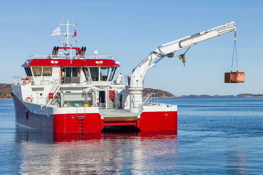 Ballasteringssystemet er satt på auto og sørger for at Fosnakongen ikke krenger med tung last hengende i krana ut over skutesida.
