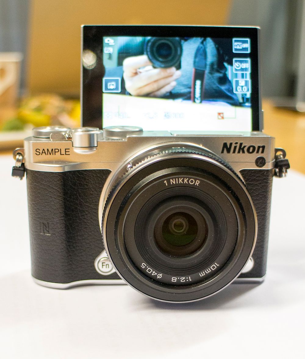 Selfiekamera: Nikon 1 J5 kan ta selfies ved å slå opp skjermen. I stedet ble det her foreviget med et Canon kamera.  