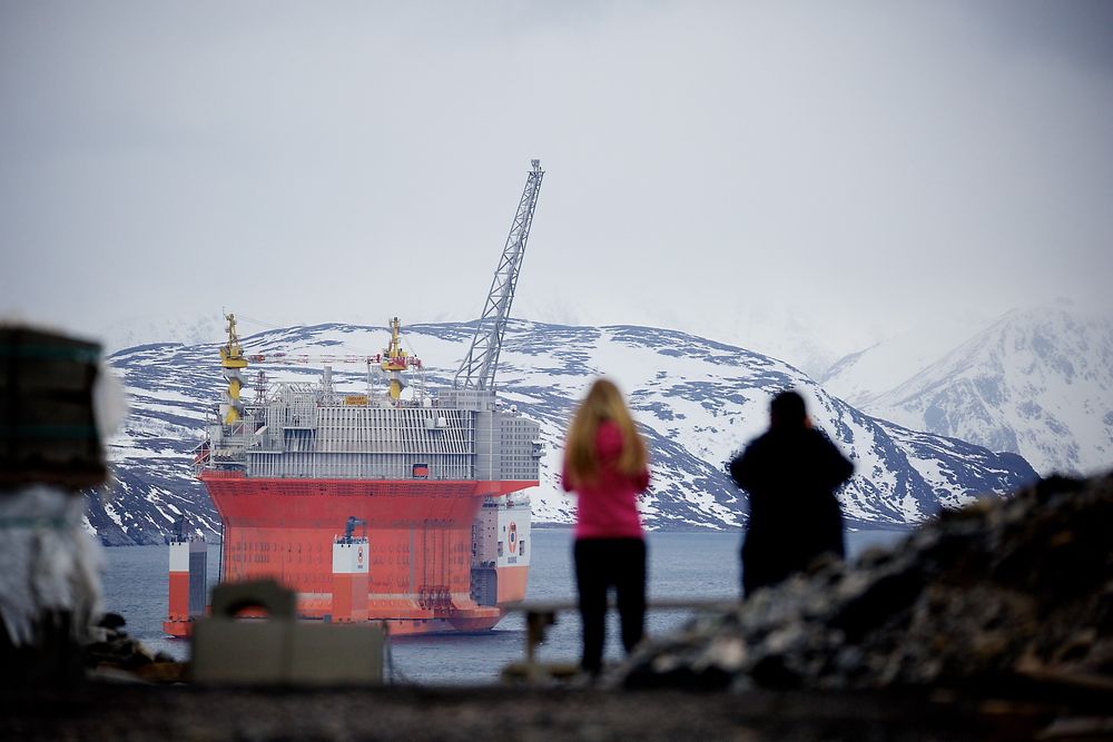 Nysgjerrige tilskuere tar bilder av Goliat utenfor Hammerfest. Foto: Eirik Helland Urke