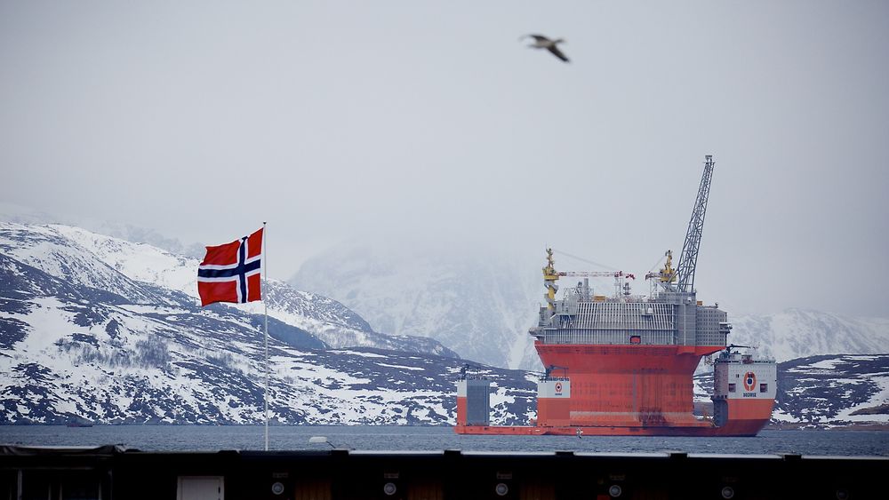 Hammerfest flagget da Goliat ankom byen.  Foto: Eirik Helland Urke
