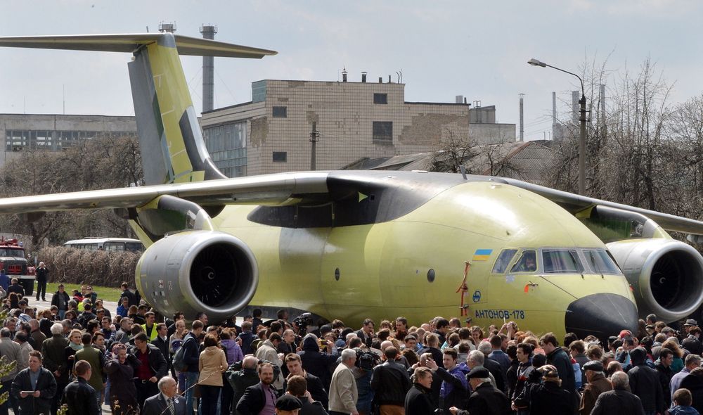 Antonovs nye transportfly An-178 ble vist fram på en parade gjennom Kievs gater torsdag. Prototypen skal etter planen fly senere i år. 