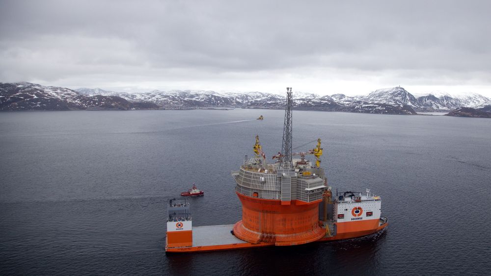 Goliat blir liggende utenfor Hammerfest i flere uker for å få gjennomført de siste justeringene før den skal ut i Barentshavet. Foto: Eirik Helland Urke