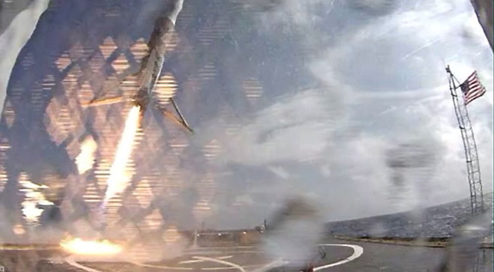 Bilde fra landingsplattformen idet Falcon 9s første trinn går inn for landing. 