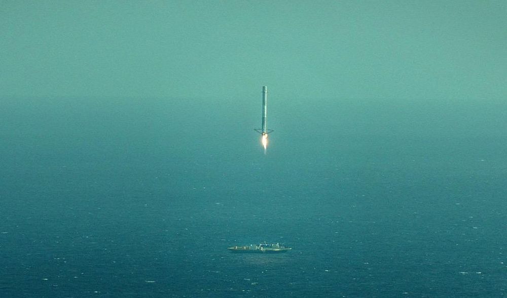 Falcon 9s første trinn går inn for landing på landingsplattformen i Atlanterhavet. 