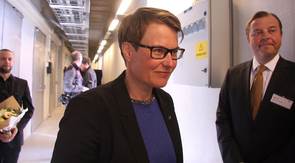 Klima- og miljøminister Tine Sundtoft foretok den formelle åpningen av det nye datasenteret til Evry og konsernsjef Björn Ivroth, men hun hadde ingen tydelige signaler til datasenterindustrien som venter på svar om det blir kutt i el-avgiften.