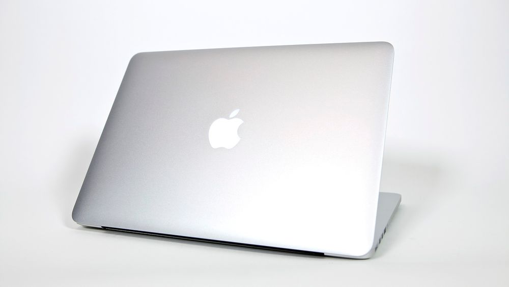 Uheldigvis har ikke Apple innført fargevalg også for Macbook Pro. Det er fortsatt den samme aluminiumsgrå fargen som gjelder. 