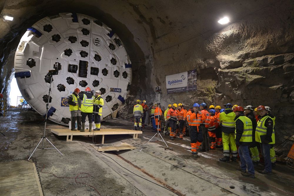 Tunnelboremaskinen Jern-Erna har havarert og venter nå på nytt lager før den kan fortsette drivingen av ny krafttunnel i Nordland. 