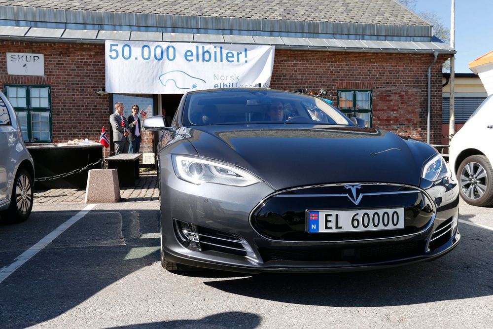 Norges elbil nummer 50.000 ble levert i Drammen Havn mandag. Det ble en Tesla. 
