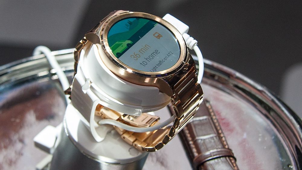 Huawei Watch fås i flere farger, inkludert gull. 