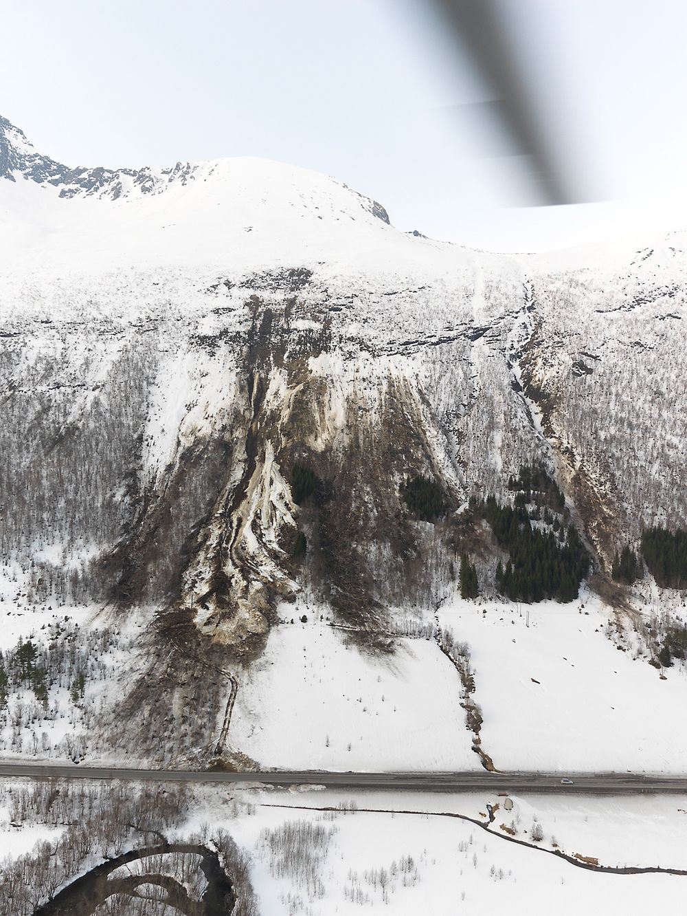 Skredforskning: Resultatet av en kontrollert utløsning av snøskred fra sprengingstårnet ved Norges geotekniske institutts forskningsanlegg ved Ryggfonn i Stryn. Foto: Arild Solberg.