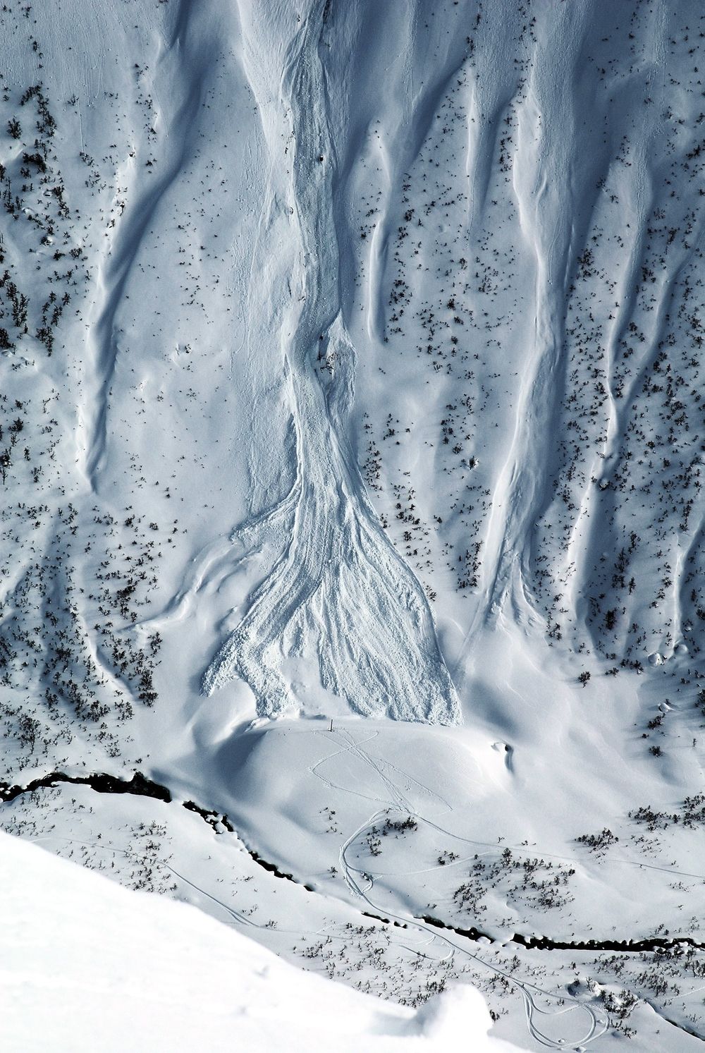 Skredforskning: Resultatet av en kontrollert utløsning av snøskred fra sprengingstårnet ved Norges geotekniske institutts forskningsanlegg ved Ryggfonn i Stryn.vFoto: Krister Kristensen, NGI