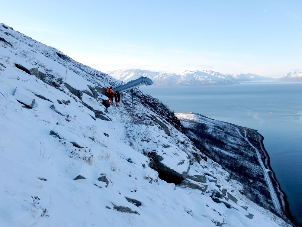 Prøveprosjekt: Vegvesenet har fått montert denne gassdetonatoren som løser ut snøskred i fjellsiden over Skillefjorden i Alta. 
Foto: Statens vegvesen