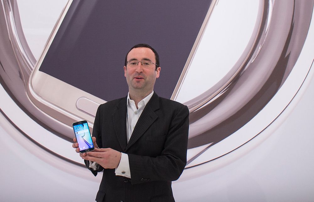 Sjekk den mobilen: Alle i Samsung stråler av lykke over nye Galaxy S6. Endelig har de en tøff utfordrer til Apple både i teknologi og design. Rory O'Neill, europeisk strategidirektør for mobiler hos Samsung nevner flere egenskaper som skal gjøre at den skiller seg ut.