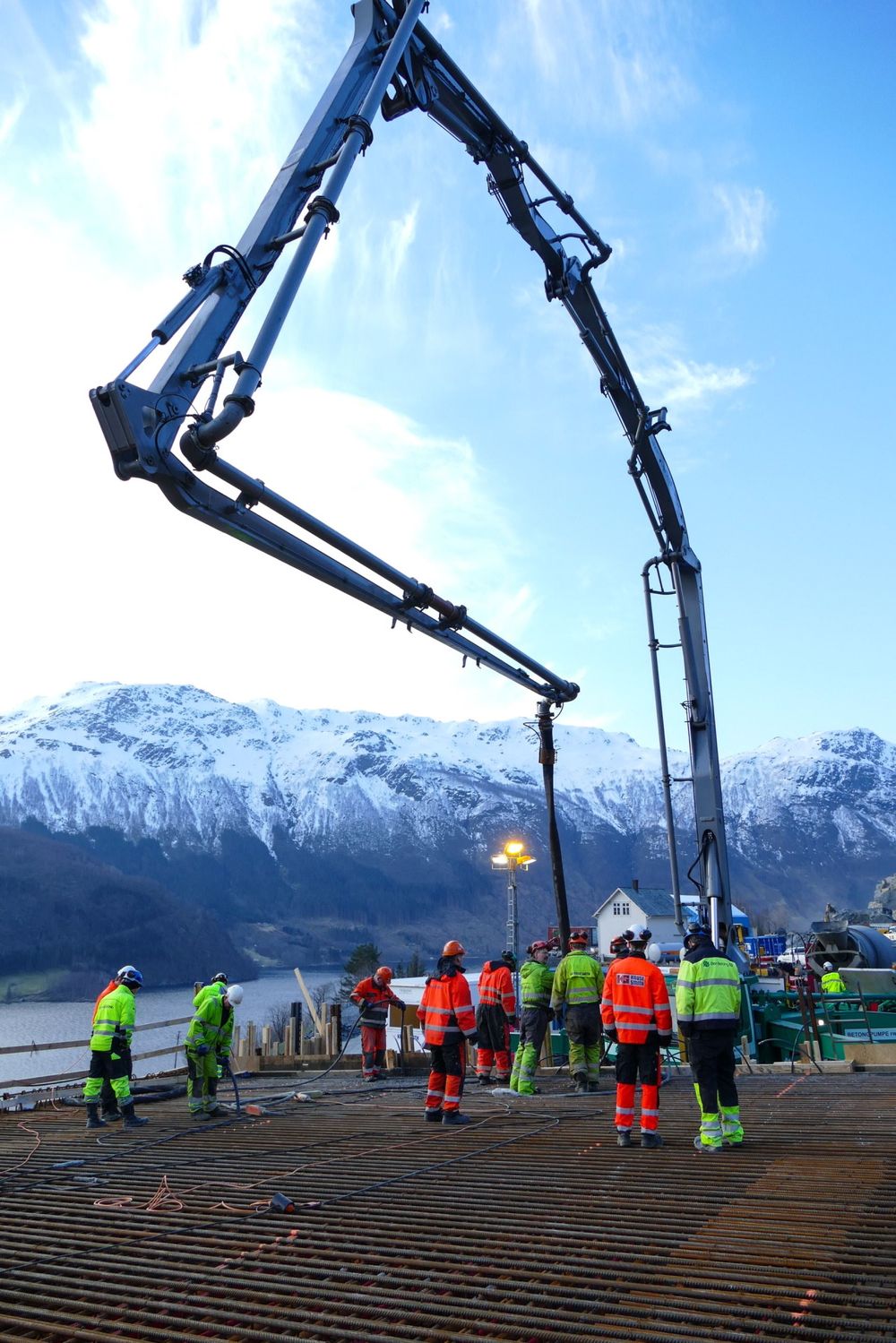I løpet av 48 timer med kontinuerlig støp ble betongarbeidet på den nye Hålandsbrua ferdig. 