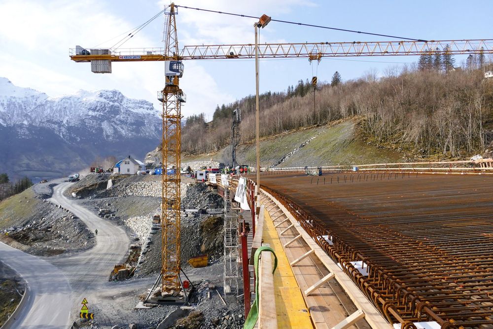 I løpet av 48 timer med kontinuerlig støp ble betongarbeidet på den nye Hålandsbrua ferdig. 
