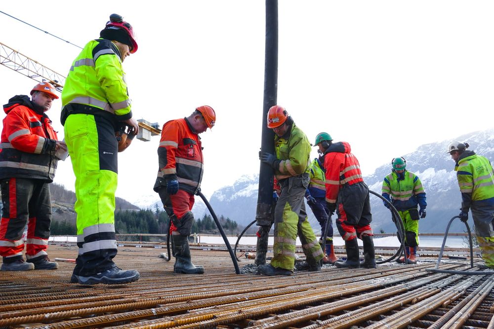 I løpet av 48 timer med kontinuerlig støp ble betongarbeidet på den nye Hålandsbrua ferdig. 