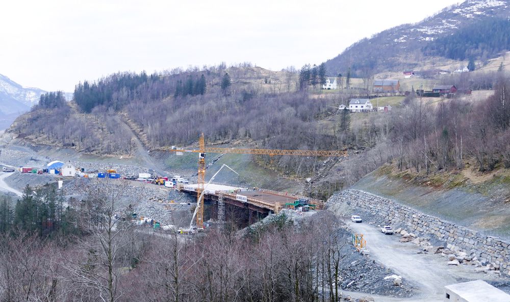 I løpet av 48 timer med kontinuerlig støp ble betongarbeidet på den nye Hålandsbrua ferdig. 