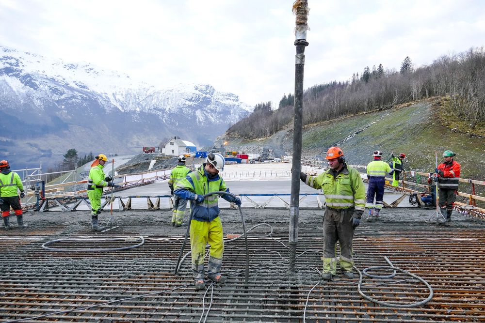 I løpet av 48 timer med kontinuerlig støp ble betongarbeidet på den nye Hålandsbrua ferdig. 