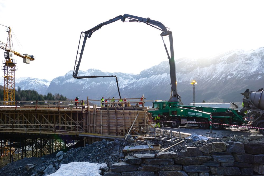 I løpet av 48 timer med kontinuerlig støp ble betongarbeidet på den nye Hålandsbrua ferdig. 