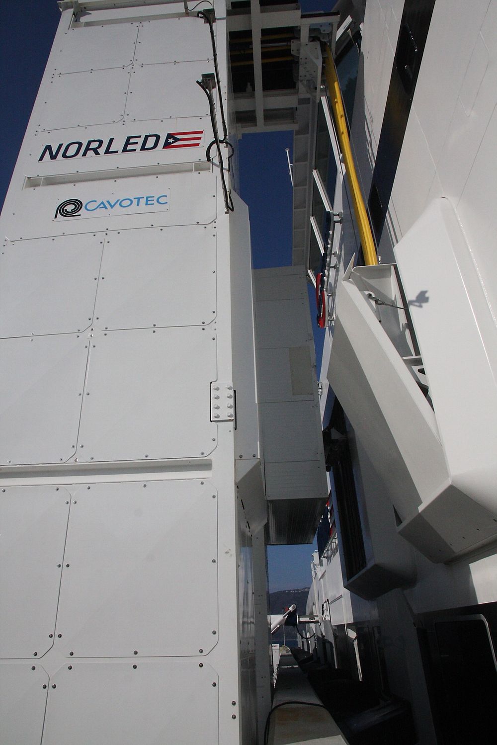 Oppedal ferjeleie med plugg-tårnet foran. Lading er i gang med pluggen.