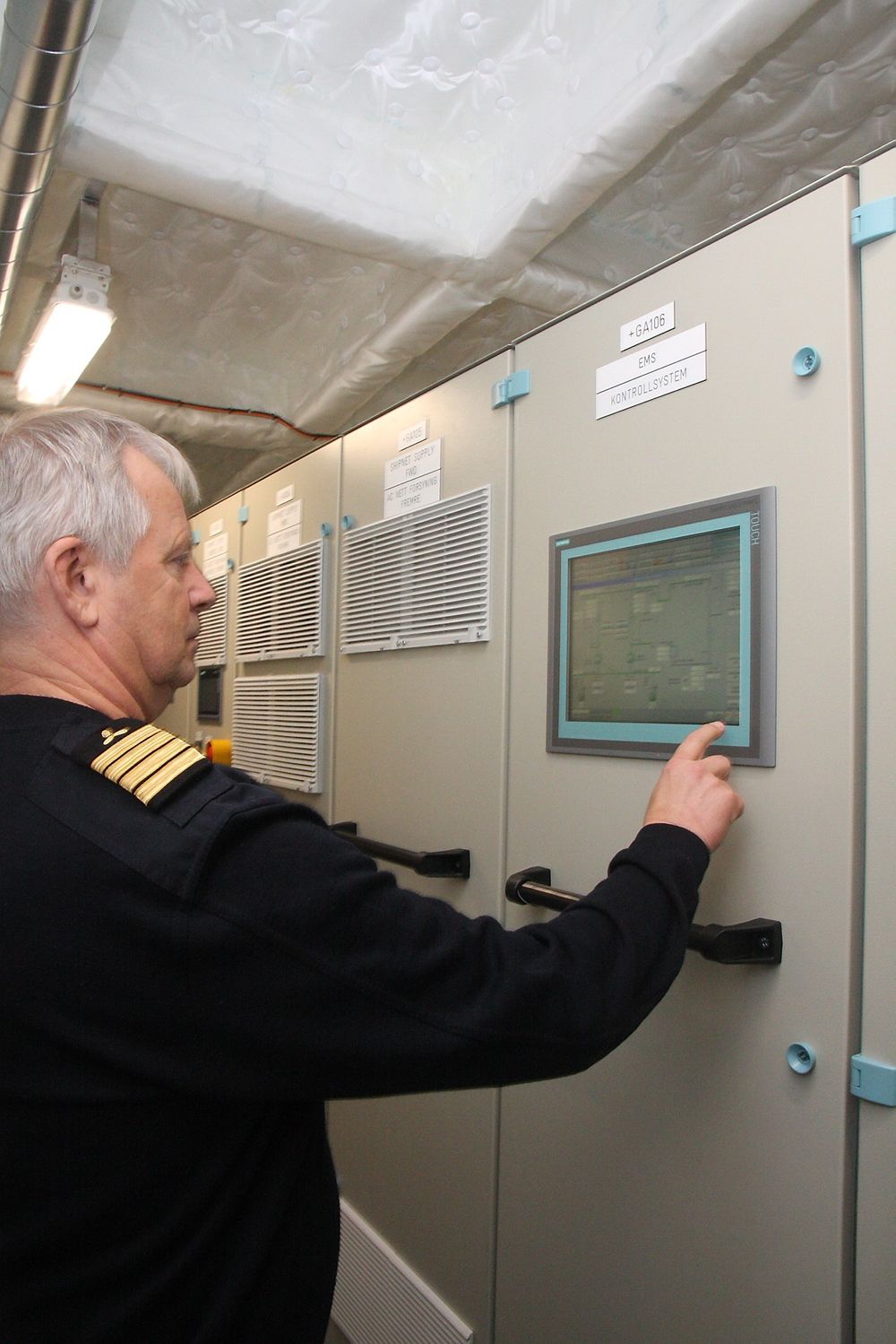 Maskinsjef Håkon Havrøy i tavlerommet.