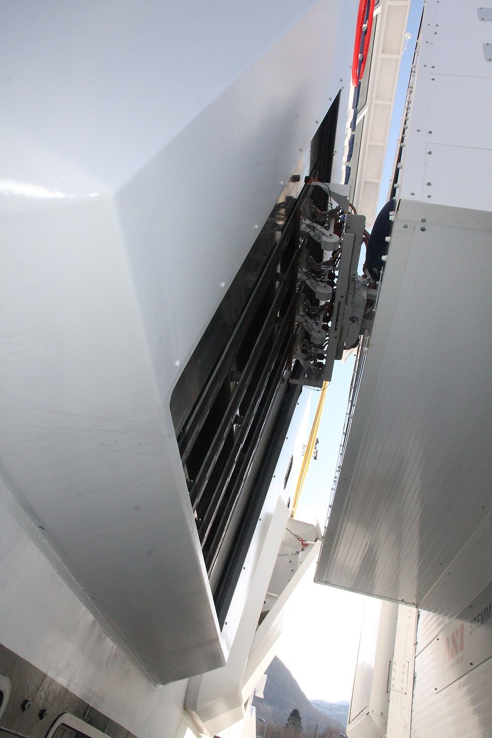 Pantografarmen trykkes mot skinnene på skipet.