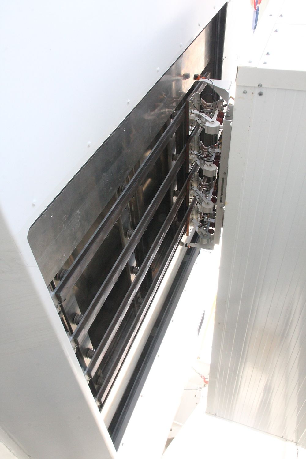 Pantografarmen trykes mot skinnene på skipet.