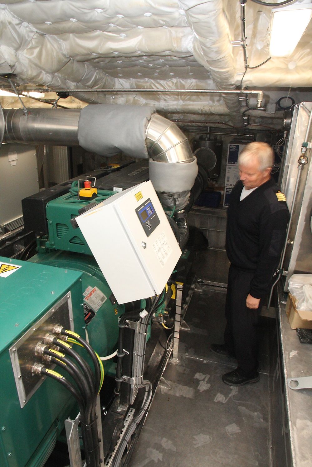 Maskinsjef Håkon Havrøy inspiserer nødgeneratoren.