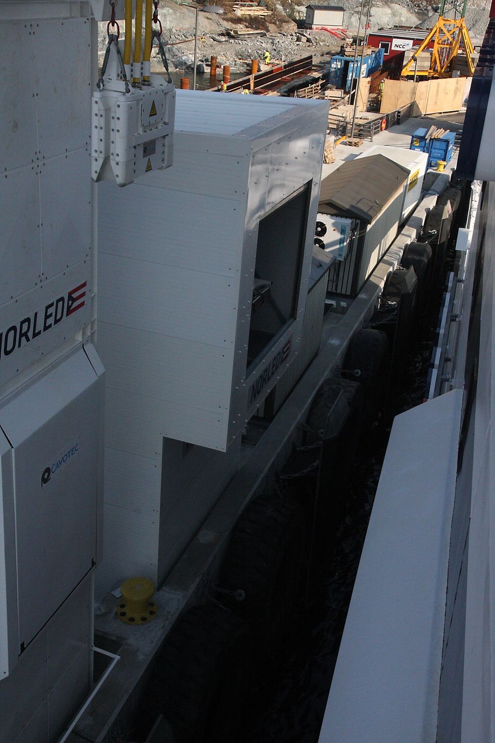 På Lavik er det kun ett ferjeleie og det betyr lite tid til å teste plugg og pantograf.