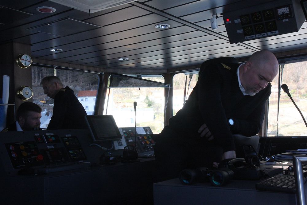 Kaptein Frode Hjønnevåg studerer displayet som viser ladestatus. Overstyrmann Roger Arefjord til venstre og maskinsjef Håkon Havrøy bak.