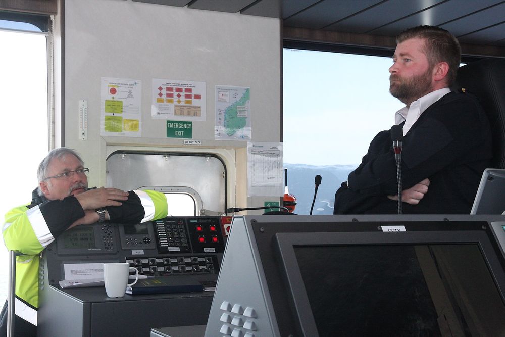 Kaptein Knut Skaar har gått av vakt, men utveksler erfaringer med overstyrmann Roger Arefjord.