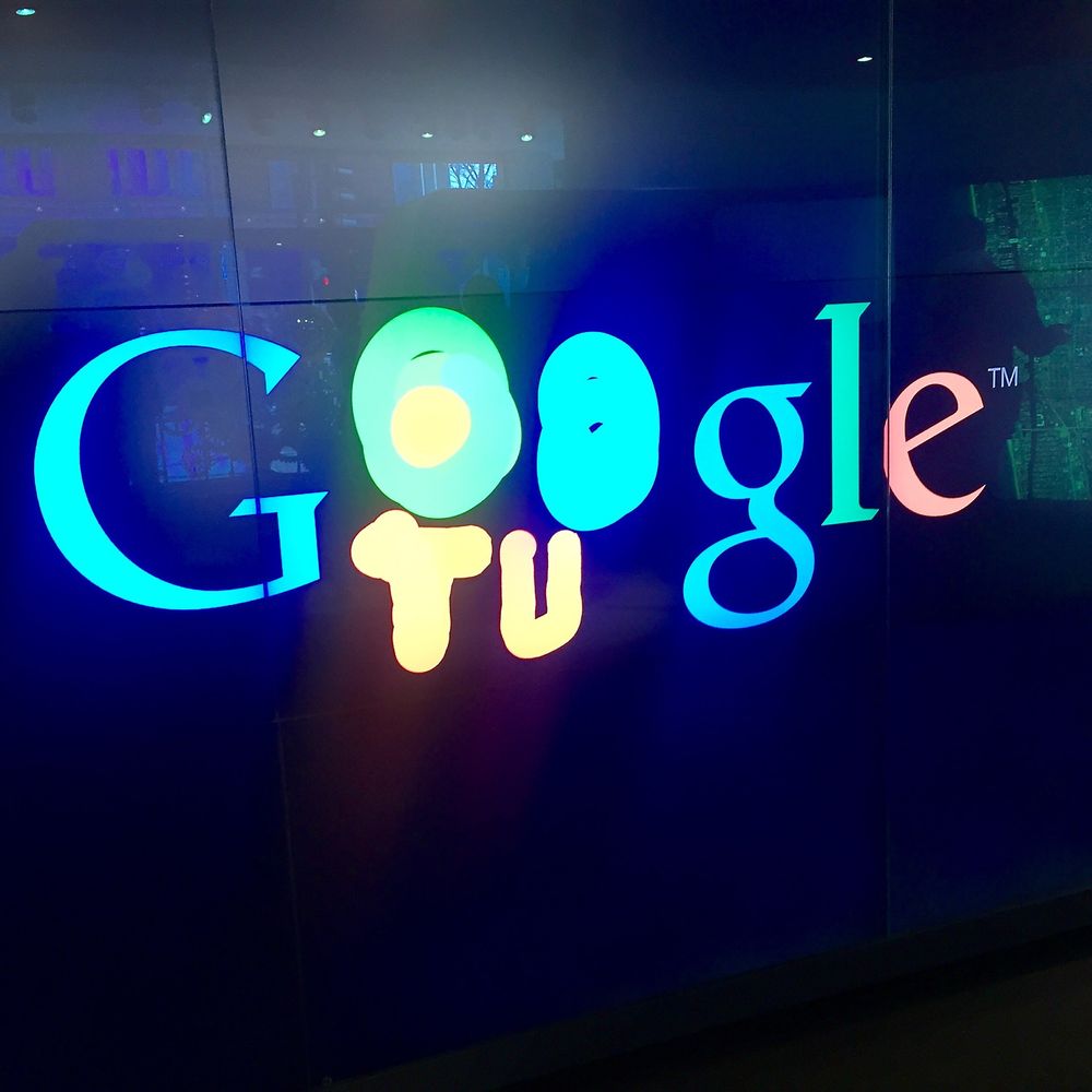  I butikken kan du spraye din egen Google-logo. Vi gikk for en lekker TU-variant som et ledd i vår internasjonale markedsføring.