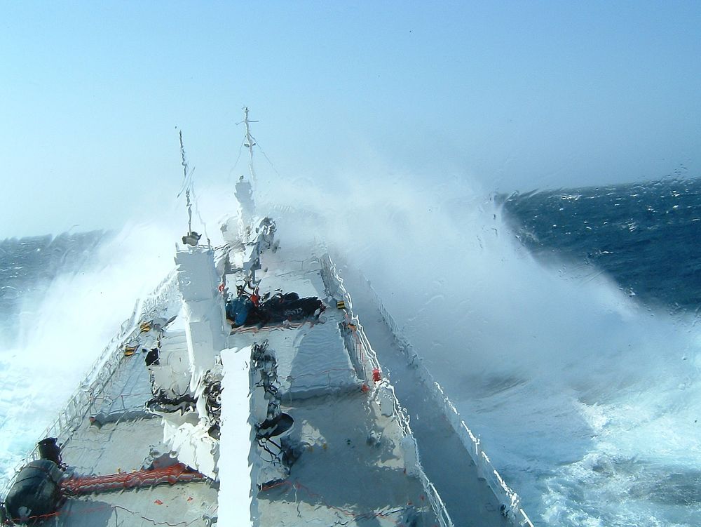 Store bølger behøver ikke å være noe problem for store skip, men drivstofforbruket øker og last kan skades. 