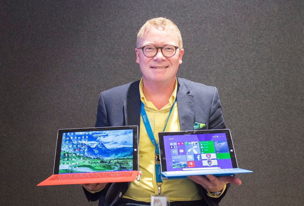 Serverer Surface: direktør for Windows og Surface forretningsområdet i Microsoft Norge, Christian Almskog kan by på en ny modell i Surface-familien. Surface Pro 3 til venstre får selskap av mindre Surface 3 til høyre. 