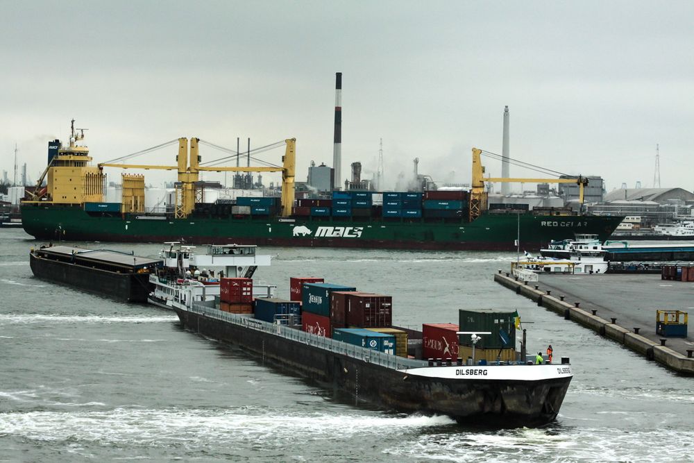 Rotterdam er en av Europas mest travle havner. Varer fra hele verden blir lastet om til mindre skip og elvefartøy for videre distribusjon. 