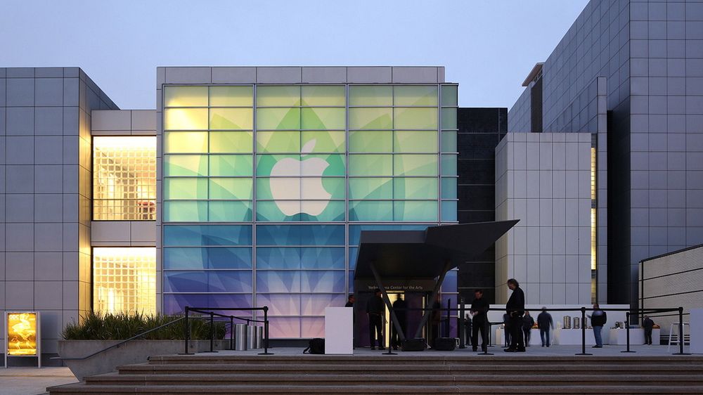  Pressekonferansen holdes fra Yerba Buena Center i San Francisco. Her er eksteriøret prydet med Apples logo i forkant av arrangementet.