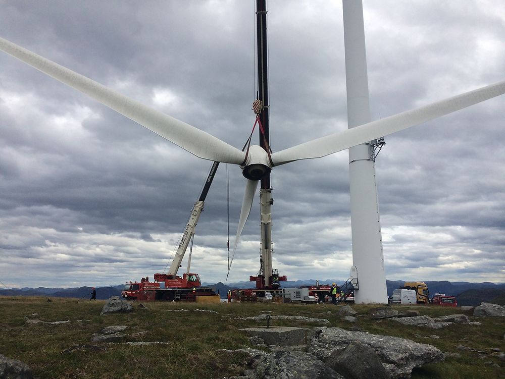 Demonteringen av de gamle vindmøllene i Mehuken I i Vågsøy tok seks uker. Til sommeren installeres nye vindturbiner. 