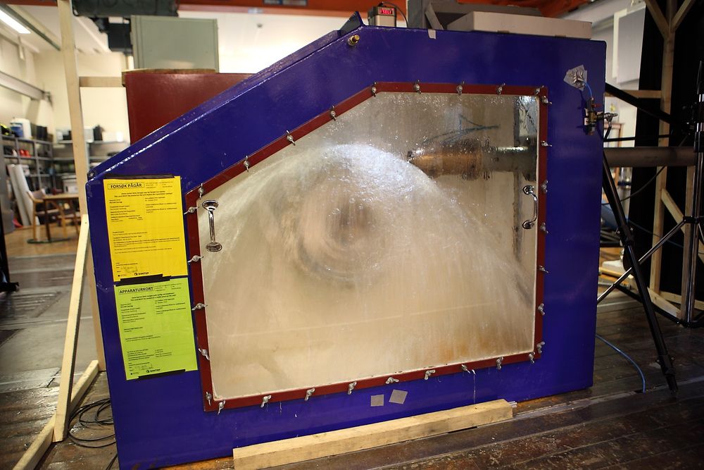 Stipendiat Bjørn Solemslies peltonturbin ved vannkraftlaboratoriet på NTNU har kun 85 prosent virkningsgrad. Men nettopp den lave virkningsgraden på forsøksturbinen bidrar til å belyse hvordan den kunne vært bygget mer optimalt.