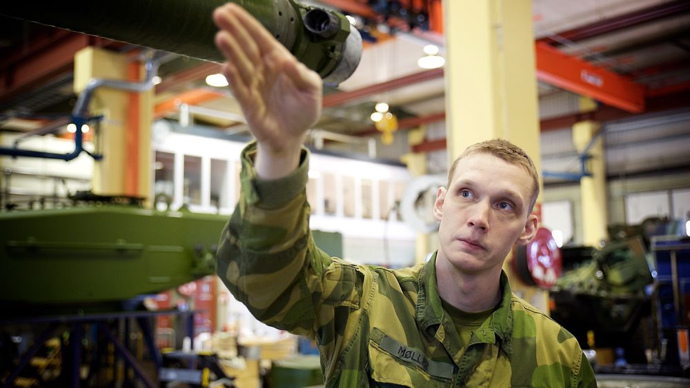 Anders Møller er prosjektoffiser for CV90 og Leopard ved Våpenskolen og viser fram det meste av tekniske detaljer på Leopard 2A4 for Teknisk Ukeblad. 