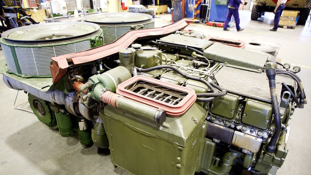Også dagens 47,5-liters V12 dieselmotor blir beholdt i de oppgraderte stridsvognene. 