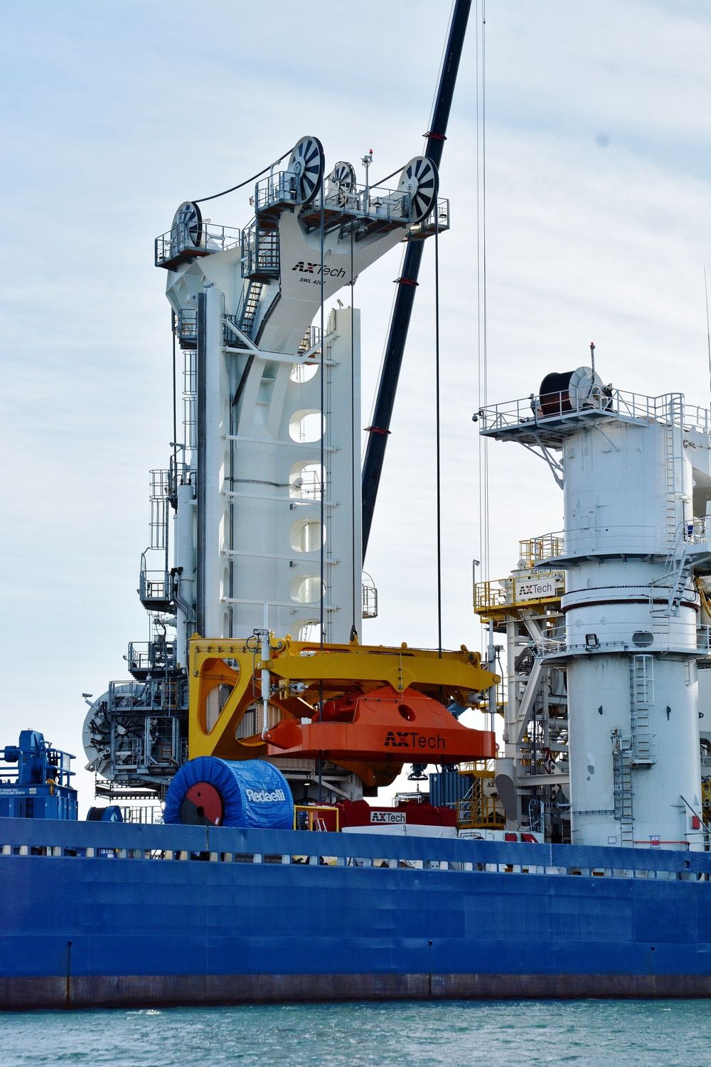 SHS er spesialdesignet av AxTech i Molde. Selv om teknologien i systemet er kjent, er det ikke et standard system. Teknologien måtte dimensjoneres opp, noe som ikke bare var enkelt.  