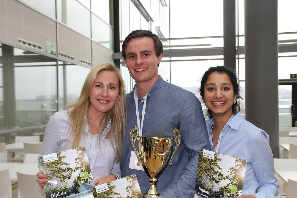For å få sommerjobb hos Siemens kan studenter delta i konkurranse. Her er vinnere fra 2014 Linn Christin Haugen, Håkon Sverre Rønning, Manu Joshi. 
