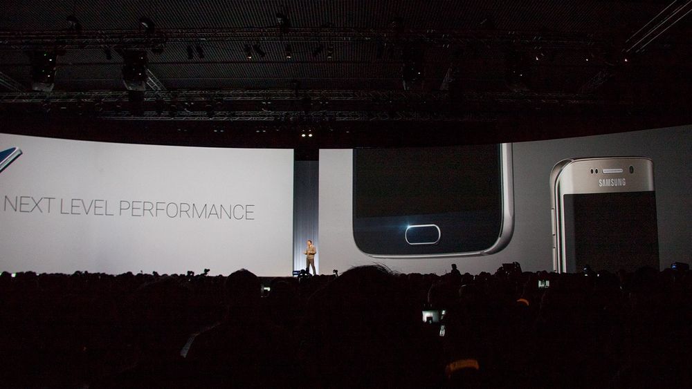 Samsung lanserte Galaxy S6 og S6 Edge. 